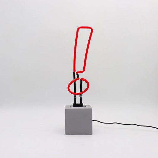 Lampada al neon con punto esclamativo