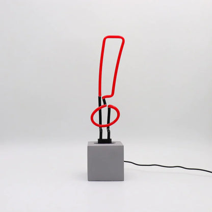 Neonska lampa sa uskličnikom