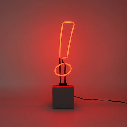 Neonska lampa sa uskličnikom