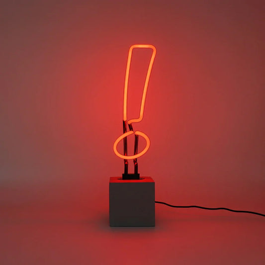 Lampada al neon con punto esclamativo