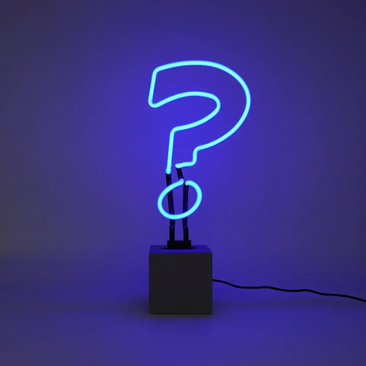 Lampada al neon con punto interrogativo