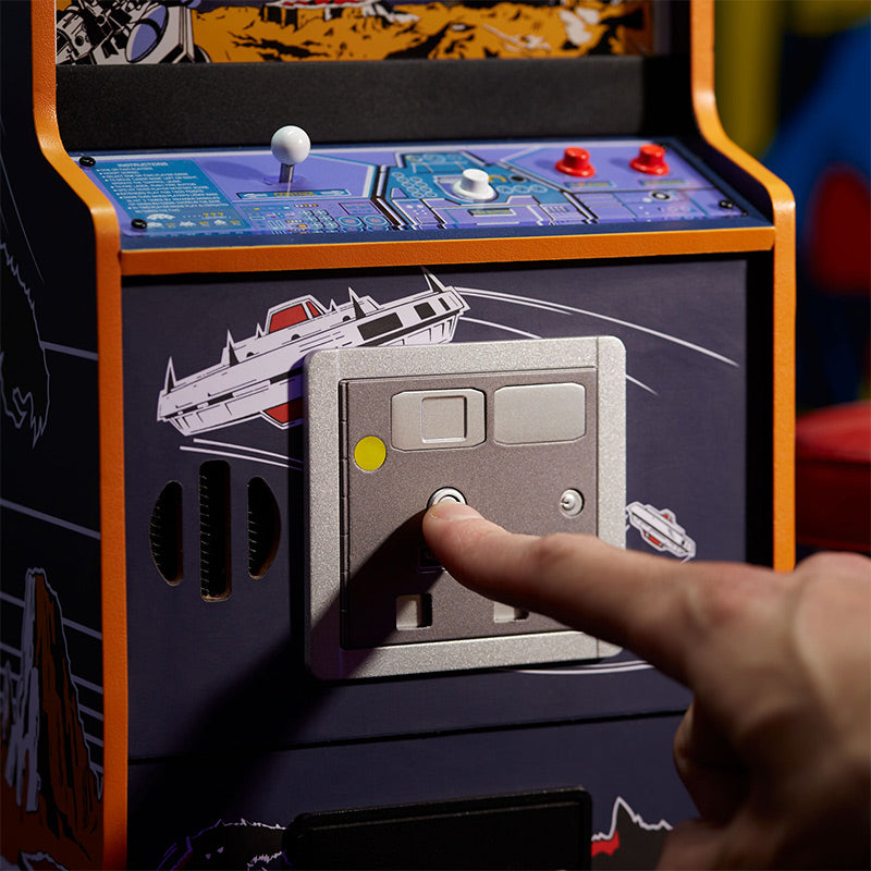 Máquina arcade de Space Invaders de un cuarto de tamaño + Moneda.
