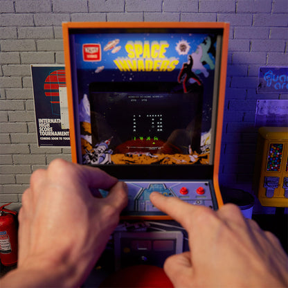 Máquina arcade de Space Invaders de un cuarto de tamaño + Moneda.