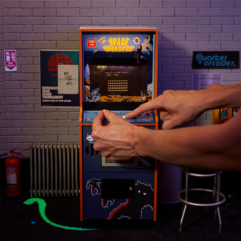 Máquina arcade de Space Invaders de un cuarto de tamaño + Moneda.