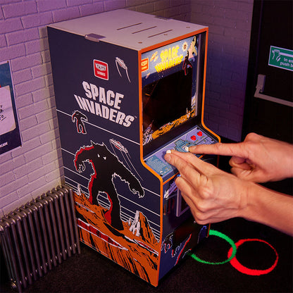 Máquina arcade de Space Invaders de un cuarto de tamaño + Moneda.