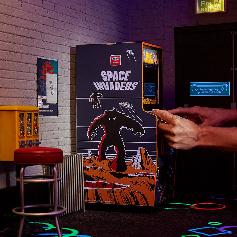 Máquina arcade de Space Invaders de un cuarto de tamaño + Moneda.
