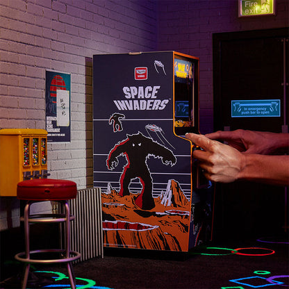 Máquina arcade de Space Invaders de un cuarto de tamaño + Moneda.