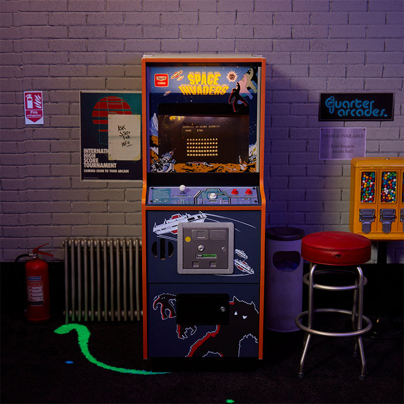 Máquina arcade de Space Invaders de un cuarto de tamaño + Moneda.