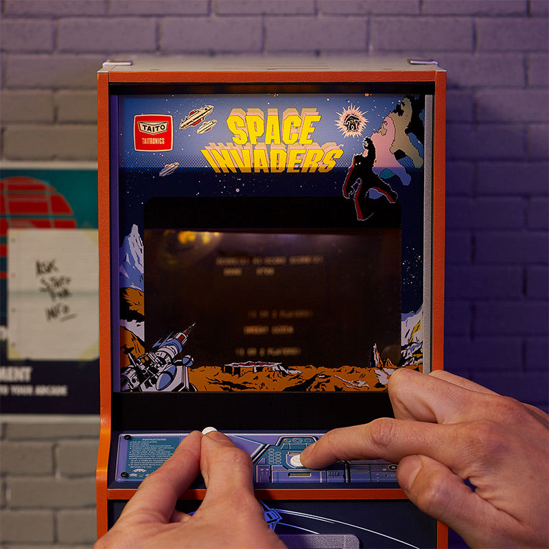 Máquina arcade de Space Invaders de un cuarto de tamaño + Moneda.